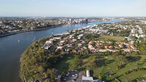 Aerial-View-Of-Vic-Lucas-Park-At-The-Waterfront-Of-Brisbane-River-In-Bulimba,-QLD,-Australia