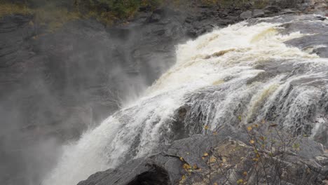 Zeitlupenaufnahme-Eines-Großen-Wasserfalls-Im-Herbst-In-Norwegen