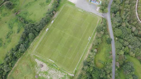 Spektakuläres-Fußballfeld-Mitten-In-Britischen-Wäldern