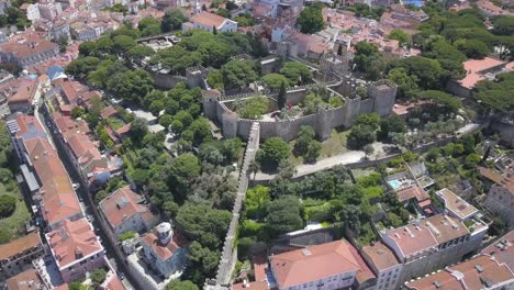 Sao-Jorge-Ist-Eine-Maurische-Burg-Auf-Einem-Imposanten-Hügel-Mit-Blick-Auf-Das-Historische-Zentrum-Der-Stadt-Lissabon