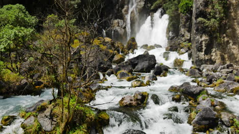 Neigen-Sie-Den-Idyllischen-Wasserfall-Nach-Unten,-Der-In-Einen-Tropischen-Moosigen-Strom-Fließt,-Der-Von-Dschungel-Umgeben-Ist