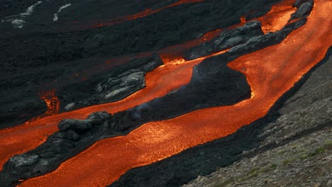 Lava-Caliente-Que-Fluye-De-Color-Rojo-Brillante-Del-Volcán-Fagradalsfjall-En-Islandia