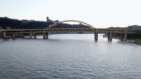 Aerial-drone-view-low-towards-the-Fort-Duquesne-bridge-on-the-Allegheny-river,-in-Pittsburgh,-USA