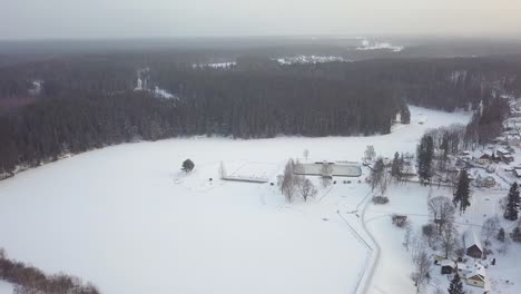 Gefrorener-Und-Schneebedeckter-Teperisee-Mit-Tepera-Ezera-Pludmale-Und-Stadt-Smiltene,-Lettland-Im-Winter