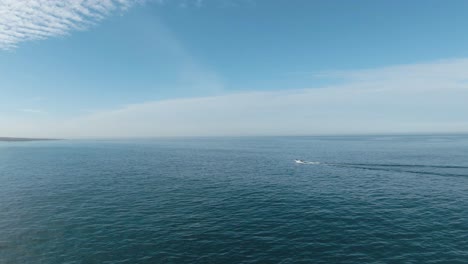 Beobachten-Sie-Ein-Boot,-Das-In-Cascais-Auf-Dem-Atemberaubenden-Meer-Fährt
