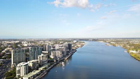 Tall-Buildings-At-The-Waterfront-Of-Brisbane-River-In-The-Inner-Suburb-Of-Hamilton-In-Brisbane-City,-Australia