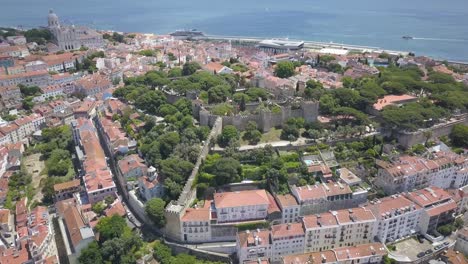 Sao-Jorge-Ist-Eine-Maurische-Burg-Auf-Einem-Imposanten-Hügel-Mit-Blick-Auf-Das-Historische-Zentrum-Der-Stadt-Lissabon