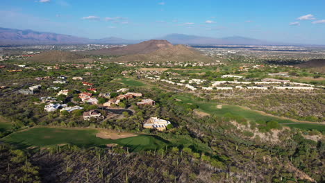 Campos-De-Golf-Y-Paisaje-Circundante-En-Tucson,-Arizona