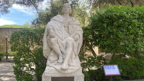 Estatua-Del-Rey-Manuel-I-De-Portugal,-1469---1521,-En-El-Castillo-De-Sao-George,-Lisboa,-Portugal