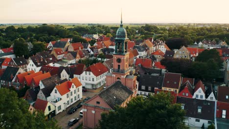Vivid-medieval-houses-around-church-in-small-german-town,-crane-shot