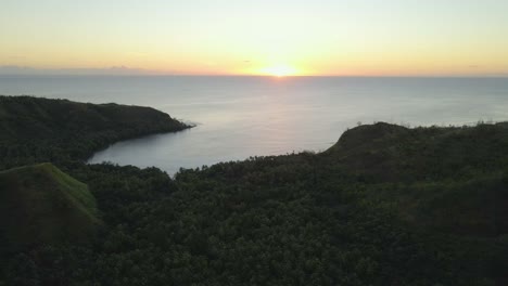Sonnenuntergang-über-Dem-Dschungel-Und-Dem-Pazifischen-Ozean-Auf-Einer-Tropischen-Insel-Guam