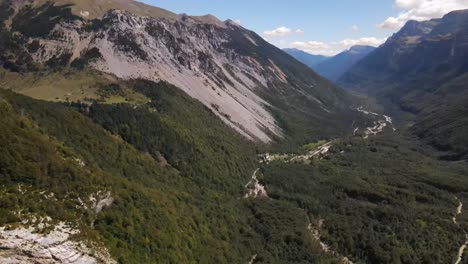 Luftaufnahmen-Einer-Bergkette-Mit-Einem-Tal-In-Den-Spanischen-Pyrenäen,-In-Der-Nähe-Von-Huesca