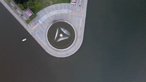Aerial-view-rotating-above-the-Point-state-park-fountain,-in-Pittsburgh,-USA---top-down,-drone-shot