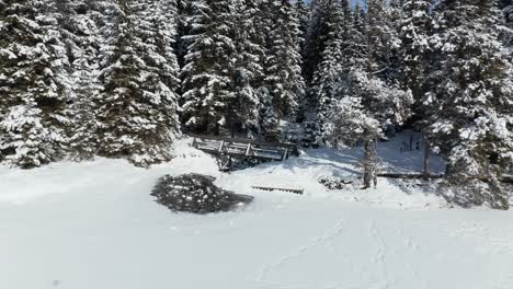Holzsteg-Am-Zugefrorenen-Und-Schneebedeckten-See-Im-Winter,-Am-Schwarzen-See-Oder-Am-Crno-Jezero-Auf-Pohorje,-Slowenien