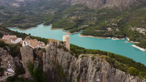 Drone-shot-of-medieval-and-historic-buildings-in-El-Castell-de-Guadalest,-Spain