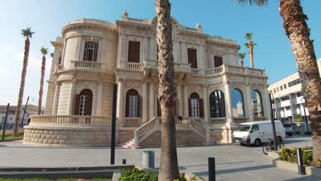 Amplia-Vista-De-La-Biblioteca-Pública-De-Limassol-Que-Establece-El-Centro-Cultural-De-Chipre---Amplio-Empuje-En-Lento-Tiro-De-Establecimiento-De-Inclinación-Hacia-Arriba