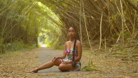 Niedrige-Pfanne-Eines-Sexy-Modells-In-Einem-Langen-Kleid,-Das-In-Der-Bambuskathedrale-Auf-Der-Karibischen-Insel-Trinidad-Sitzt