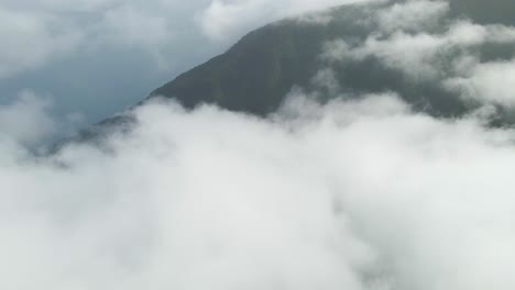 Fliegen-über-Den-Wolken-über-Einem-Grünen-Berg