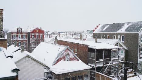 Statische-Ansicht-Von-Backsteinhäusern,-Die-Bei-Leichtem-Schneegestöber-An-Kalten-Wintertagen-Mit-Einer-Schneedecke-Bedeckt-Sind