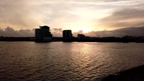 Epische-Silhouette-Von-Luxusapartments-Mit-Blick-Auf-Den-Kanal-Während-Des-Sonnenuntergangs-In-Cardiff,-Wales