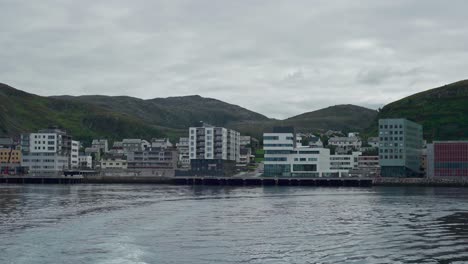 Edificios-Bajos-Con-Montañas-Al-Fondo-En-Noruega