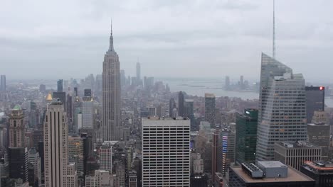 Dull-cloudy-day-over-New-York's-Skyline,-view-from-the-Top-Of-The-Rock