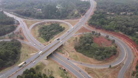 Moderno-Intercambio-De-Autopistas-En-La-Circunvalación-Sur-De-Nairobi-En-Kenia,-Vista-Aérea