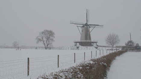 Dolly-Der-Traditionellen-Windmühle-Im-Schneebedeckten-Feld-Bei-Winterwetter