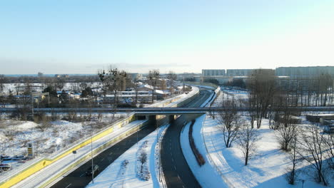 Luftaufnahme-Von-Autos,-Die-An-Sonnigen-Tagen-Im-Winter-Auf-Der-Polnischen-Autobahn-Fahren