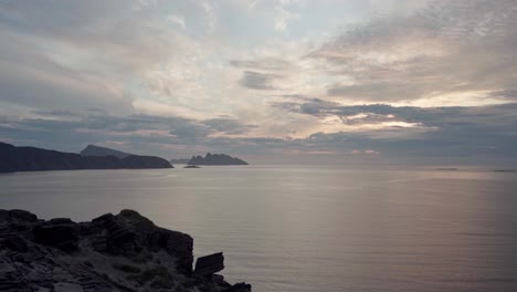 Ruhiges-Meer-Aus-Den-Bergen-Bei-Sonnenuntergang-In-Norwegen