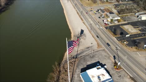 Amerikanische-Flagge-An-Einem-Windigen-Tag-In-Clarksville-Marina-In-Clarksville,-Tennessee