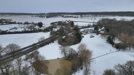 Großer-Garten-Mit-Teichen-Im-Winter-Düstere-Landschaft-England-Luftsicht