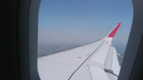 Blick-Auf-Das-Fenster-Im-Flugzeug-über-Dem-Himmel