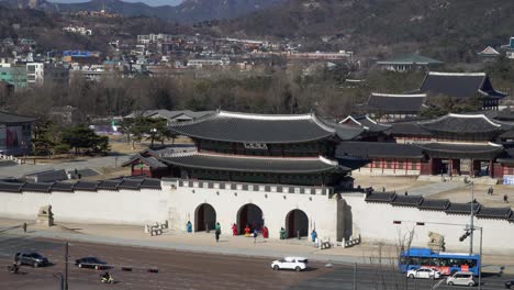Guardias-En-Viejos-Trajes-Tradicionales-De-Guerreros-Coreanos-De-Pie-Frente-A-La-Puerta-De-Gwanghwamun-Palacio-Gyeongbokgung-Seúl-Corea,-Vista-Superior