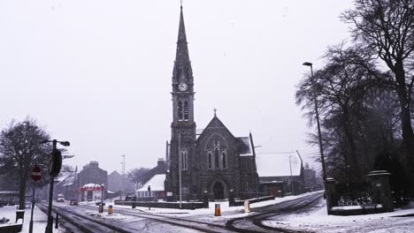 Traffic-passing-Mannofield-church-in-a-snowstorm