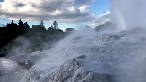 Steaming-rocks-of-the-Pohutu-Geyser,-the-largest-geyser-in-New-Zealand