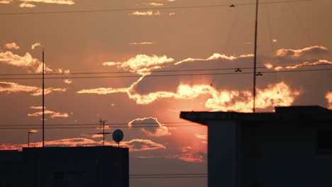 Nubes-Dramáticas-Moviéndose-A-Través-Del-Colorido-Cielo-De-La-Puesta-De-Sol-En-Tokio