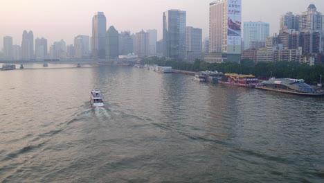Guangzhou-Perlfluss-Tour-Boot-Segelt-Am-Nachmittag-Entlang-Des-Flusses-Mit-Wohnungs--Und-Bürogebäuden-An-Den-Flussseiten