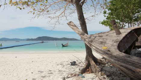Viejo-Barco-De-Pesca-Que-Se-Descompone-Lentamente-Varado-En-Koh-Hey,-Banana-Beach,-Tailandia