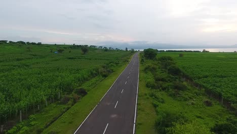 Carretera-Estrecha-Y-Solitaria-De-Hormigón-En-Una-Zona-Rural-No-Contaminada-En-La-Campiña-De-Samota-De-La-Isla-De-Sumbawa-Indonesia