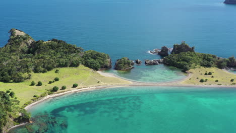 Malerische-Landschaft-Des-Blauen-Meeres,-Der-Lagune-Und-Des-Strandes-Auf-Der-Insel-Roberton-In-Der-Neuseeländischen-Bucht-Im-Sommer