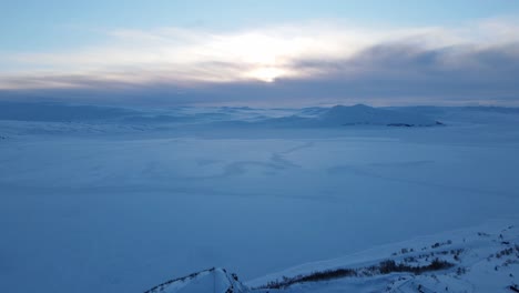 Zoom-En-Imágenes-De-Drones-De-Montañas-Cubiertas-De-Nieve-En-El-Sur-De-Noruega