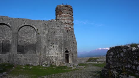 Ruhige-Gassen-Durch-Steinmauern-Alter-Gebäude-Im-Schloss-Rozafa-In-Albanien