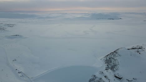 Lago-De-Montaña-Congelado-Y-Un-Enorme-Dum-En-El-Sur-De-Noruega