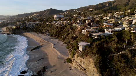 Beautiful-sunset-lighting-on-luxury-buildings-on-cliff-over-the-Thousand-Steps-Beach-in-California