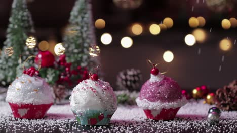Drei-Weihnachts-Cupcakes-Ornamente-Schwenken