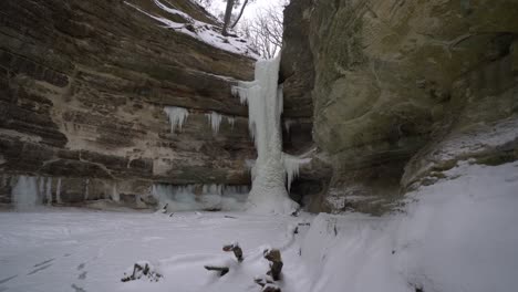 frozen-waterfall-while-snowing-in-reveal-motion-view