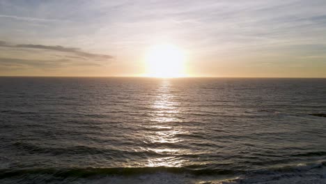 Sonnenlicht-Spiegelt-Sich-Bei-Sonnenuntergang-Auf-Der-Oberfläche-Des-Pazifischen-Ozeans