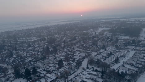 Antenne-Der-Schönen-Kleinstadt,-Die-Im-Morgengrauen-Mit-Schnee-Bedeckt-Ist