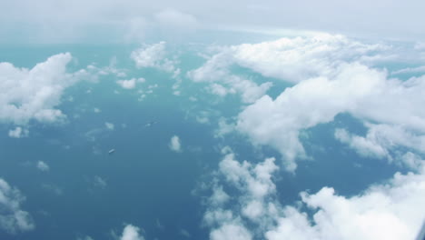 Nubes-Blancas-Del-Cielo-Azul-En-Vuelo-De-Australia-A-Singapur